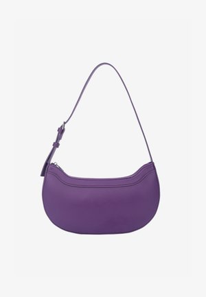 Borsa a mano in pelle viola dalla forma curva, con una tracolla singola regolabile e chiusura a cerniera superiore. Texture liscia con dettaglio di cucitura semplice.