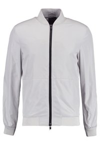 Chaqueta bomber gris claro con cremallera frontal, cuello y puños acanalados, y textura lisa. Cuenta con una cremallera negra y sin patrones visibles.