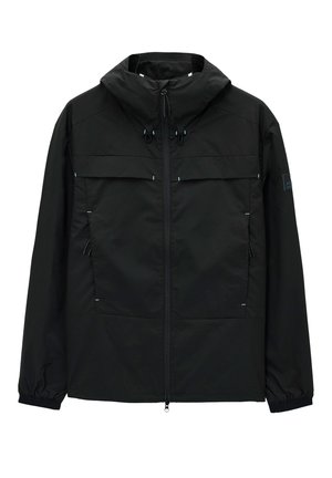 Zwarte jas met hoge kraag, ritssluiting en verstelbare toggles. Beschikt over twee voorzakken en elastische manchetten. Glad textuur, lichtgewicht ontwerp.