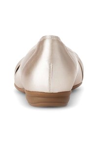 Lichtbeige leren ballerina's met een ronde neus, subtiele stikdetails en een zachte, flexibele rubberen zool.