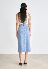 Tommy Jeans CLAIRE MIDI SKIRT - Denim skirt - denim medium