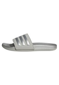 Infradito grigio chiaro con una fascia larga caratterizzata da tre strisce metalliche argento. Suola testurizzata e suola liscia per il massimo comfort.