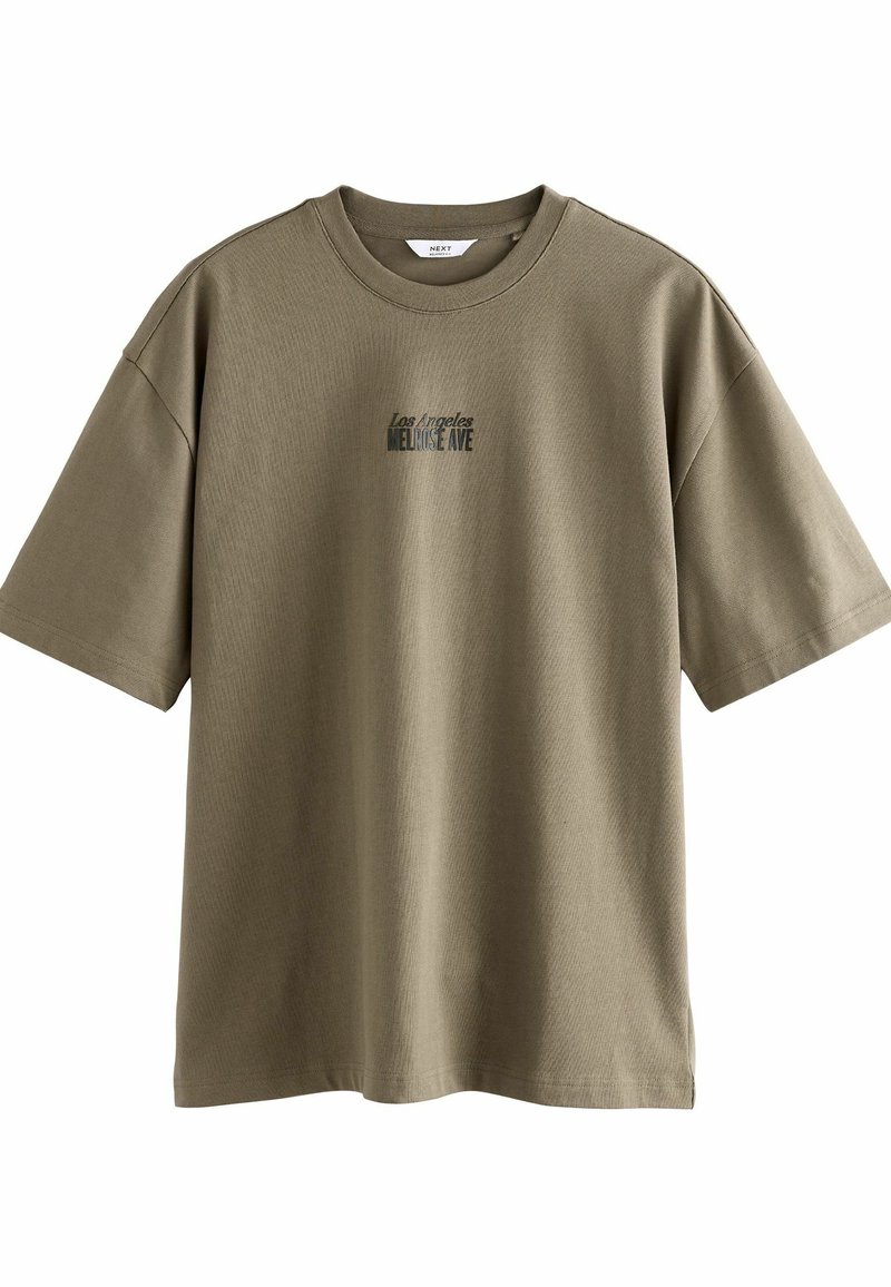 Oliven grøn bomulds t-shirt med korte ærmer og rund hals. Har en lille sort grafisk tekst "Los Angeles Melrose Ave" på fronten.