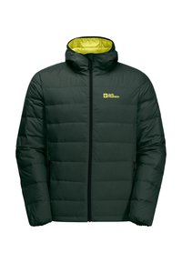 Doudoune vert foncé avec une fermeture éclair à l'avant, une capuche et un intérieur jaune contrastant. Présente des coutures horizontales et des poches latérales.