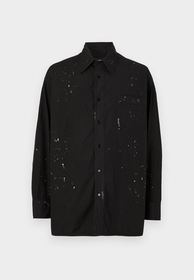 Chemise noire à manches longues en coton, avec un col à boutons, une poche poitrine et des motifs éclaboussés en bleu clair et blanc.