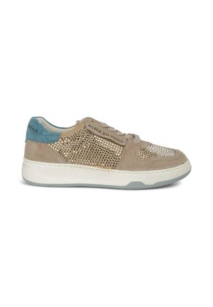 Zapatillas de ante beige con detalles de malla metálica, acento en el talón azul claro, suela blanca, forma redondeada y cordones en tono.