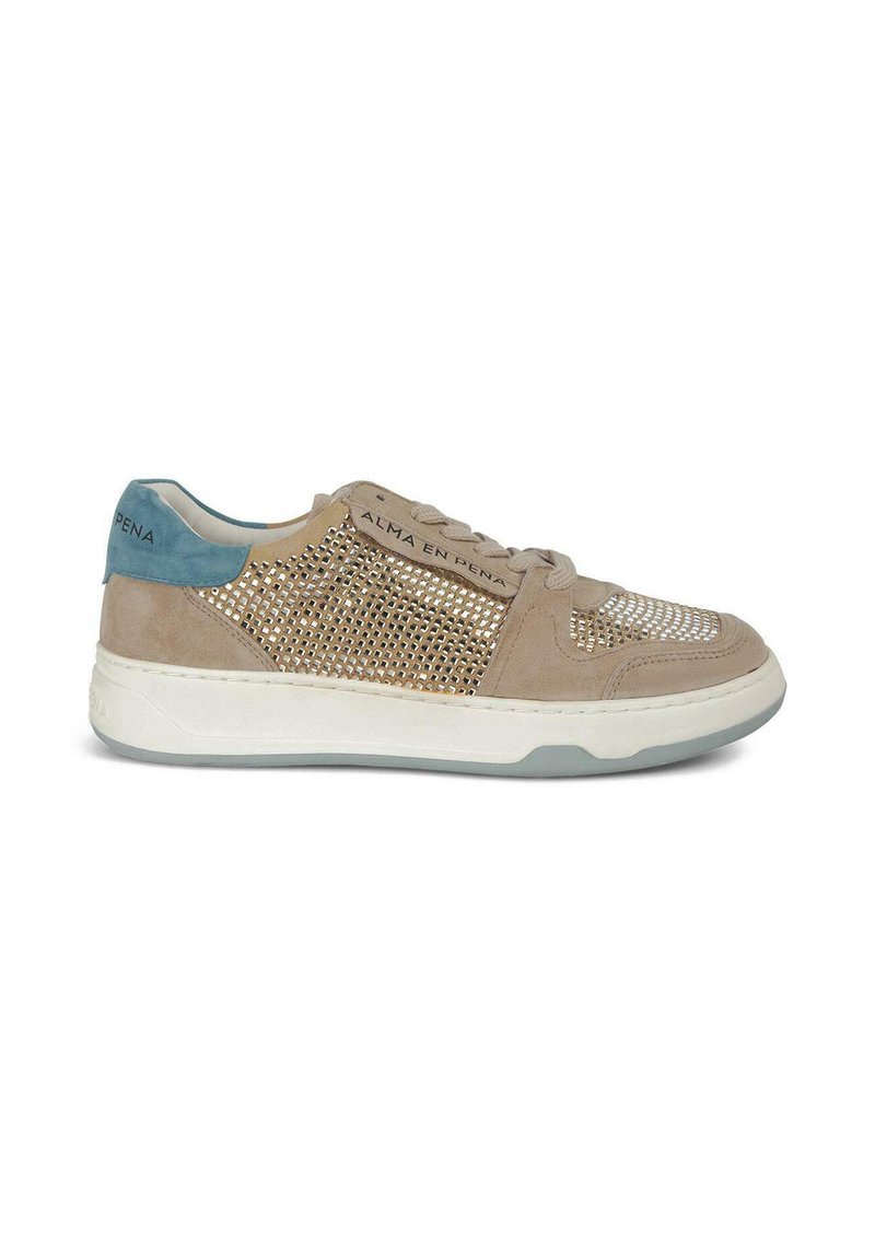 Zapatillas de ante beige con detalles de malla metálica, acento en el talón azul claro, suela blanca, forma redondeada y cordones en tono.