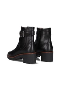 Zwarte leren enkellaarzen met een chunky hak, met een gespdetail en ritsluiting. Subtiele glans en gestructureerde panelen verbeteren het design.