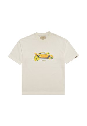 Cremfarbiges T-Shirt mit einer Grafik eines gelben Oldtimers, umgeben von Zitronen und grünen Blättern, in der Mitte vorne.