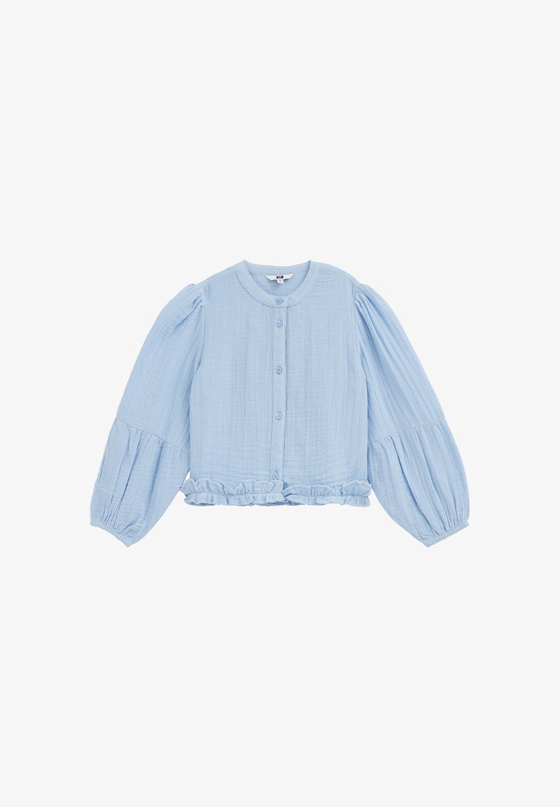 Blouse bleu clair à manches longues avec encolure ronde, boutons sur le devant, manches bouffantes et détail à volants à l'ourlet sur fond blanc.