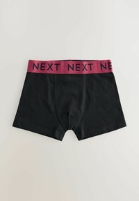Crne bokserice od mekanog pamuka, s tamnocrvenim elastičnim pojasom na kojem je u crnoj boji ispisano "NEXT". Jednostavan dizajn s minimalnim šavovima.
