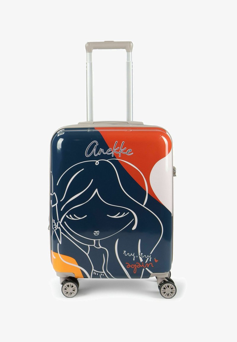 Valigia rigida con manico telescopico e ruote, con un'illustrazione stilizzata di una ragazza e i testi "Anekke" e "prova, riprova".