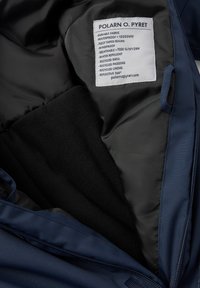 Marine vandtæt jakke med slidstærkt stof, fuldt tapede sømme og en blød sort fleece-foring. Indeholder en label med detaljer om funktioner og plejeanvisninger.