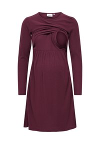 Robe de maternité côtelée à manches longues de couleur violet foncé, avec taille empire froncée et tissu superposé permettant l'accès à l'allaitement au niveau de la poitrine.
