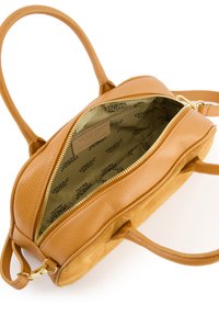 Handtasche aus hellbraunem Leder und Wildleder mit Reißverschluss, flachem Boden und doppelten Schulterriemen. Das Innere weist ein sich wiederholendes Logo-Muster auf.