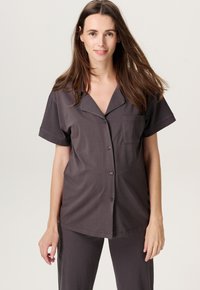 Grijs kortemouwen pyjama-top met een hals met insnoering, voorzak en knoopsluiting, gemaakt van zachte stof, in combinatie met bijpassende broek.