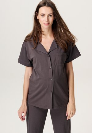 Grå kortärmad pyjamasöverdel med nothals, framficka och knappstängning, tillverkad av mjukt material, kombinerad med matchande byxor.