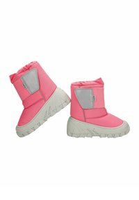 Bottes en tissu rose avec un panneau accent gris, un col rembourré et une semelle blanche texturée conçue pour l'adhérence et la stabilité.