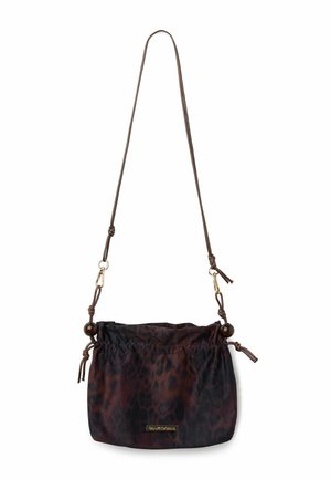 Mała ciemnobrązowa torba na ramię w panterkę z regulowanym cienkim paskiem i zapięciem na sznurek z drewnianymi koralikami.