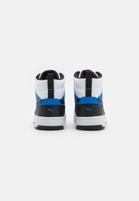 High-Top-Sneaker in einem schwarz-blauen Farbschema, aus glattem synthetischem Material, mit gepolstertem Kragen und weißer Gummisohle.