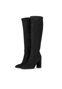 Stivali neri in suede al ginocchio con tacco quadrato chunky, punta affilata e senza chiusura visibile. Texture liscia e design elegante.