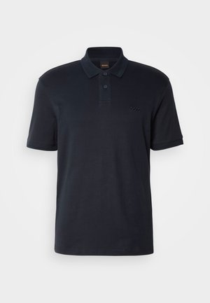 Tumesinise polo särk, mis on valmistatud puuvillast, klassikalise kraega, lühikeste käistega ja rinnal peene logoga. Sile tekstuur.