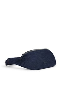 Marsupio in denim con silhouette curva, zip argentata e piccolo logo dettagliato. Il tessuto è di un blu scuro con una superficie liscia e un leggero lucido.