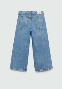 Jeans din denim de culoare albastru deschis, cu croială largă și talie înaltă, două buzunare spate și un eticheta la talie, având o textură uzată.
