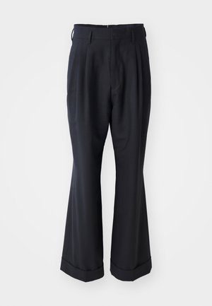 Pantalones negros a medida con un ajuste relajado, parte delantera plisada y piernas anchas. Cuenta con un dobladillo con puños y una textura de tela suave.