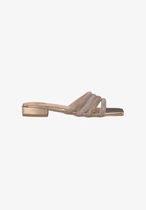 Sandales à enfiler ouvertes avec une couleur or rose métallique, dotées de plusieurs brides texturées avec une finition lisse et un petit talon compensé.