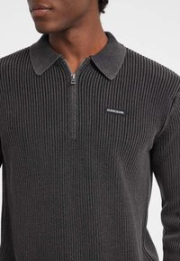 Hallhalli hallitus värvitud pool-zip pullover kraega ja väikese "Guess Jeans" logoga. Omab tekstuurset kangast ja struktureeritud lõiget.