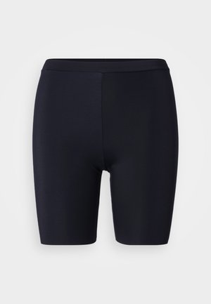 Zwarte sportshorts gemaakt van rekbare, gladde stof. Het ontwerp heeft een hoge tailleband en een aansluitende pasvorm, geschikt voor actieve bezigheden.