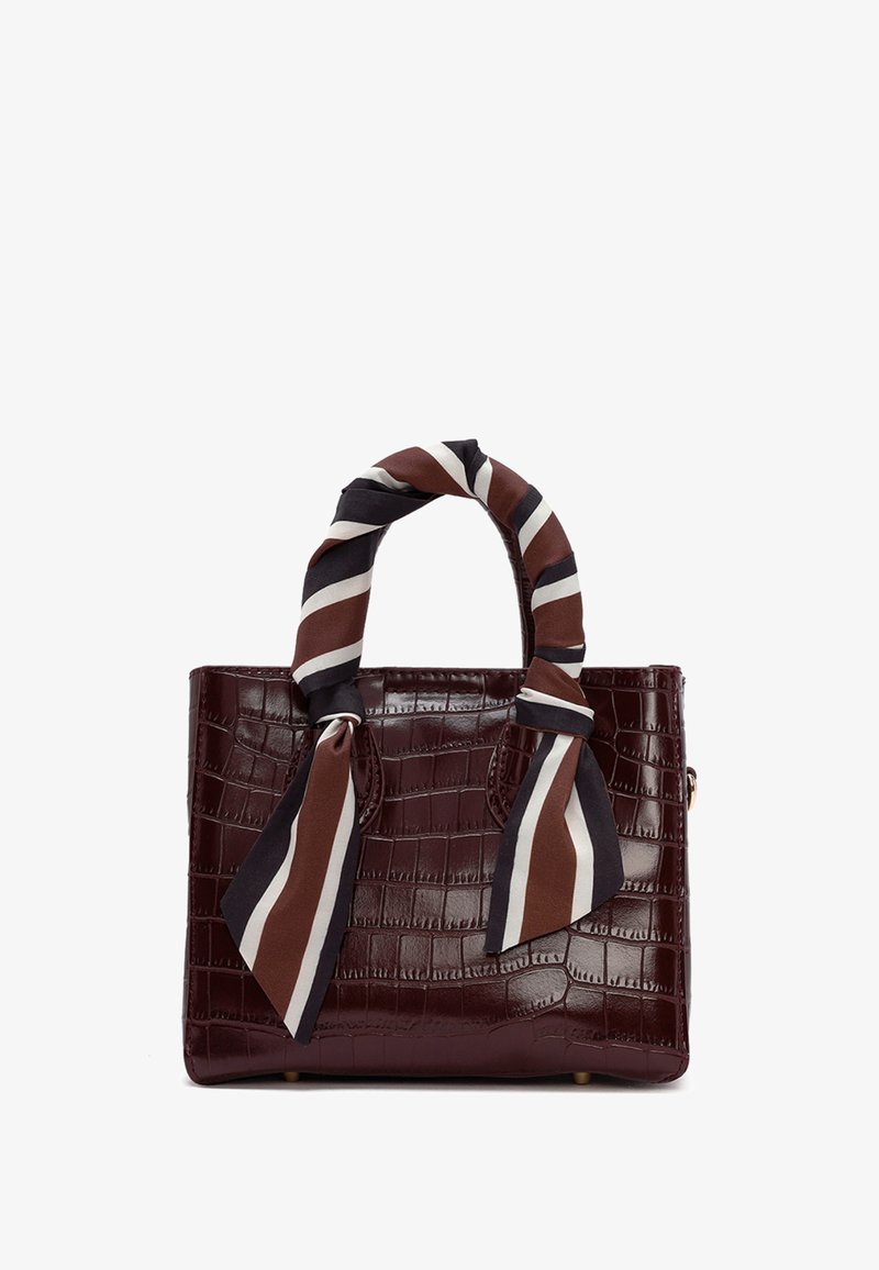 Bordeaux handtas met krokodillenembossing, voorzien van twee bovenhandvaten en een gestreepte stoffen sjaal die om het handvat is geknoopt ter accentuering.