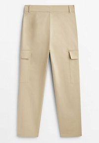 Beige rechte cargo broek met riemlussen en klepzakken op elke dij, plat weergegeven tegen een witte achtergrond.