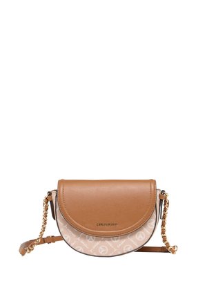 Halvmåneformet skuldertaske med tan læderklap, beige mønstret krop, guldkæde-rem og "CARLO COLUCCI" branding foran.