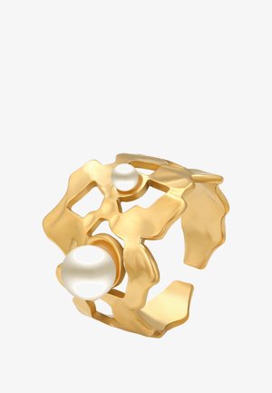 Arany nyitott gyűrű két különböző méretű fehér gyönggyel, absztrakt, szabálytalan tervezéssel.