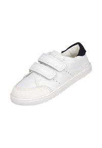 Zapatilla blanca con dos tiras de velcro, un acabado de cuero suave y un talón contrastante en color marino. Presenta acentos perforados para mayor transpirabilidad.