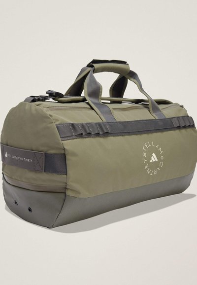 Geantă duffel de culoare verde măsliniu, cu accente gri, dintr-un material durabil, cu mânere superioare, închidere cu fermoar și detalii cu logo pe lateral. Dispune de orificii de ventilație în baza.