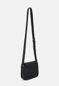 Borsa a tracolla nera con una trama trapuntata, dettagli in pelle liscia, tracolla regolabile e metalleria color oro. Forma rettangolare.