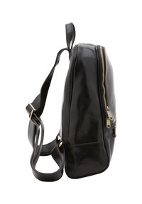 Zaino in pelle nera dal design elegante, con una zip laterale ben visibile, texture liscia, tracolla regolabile e struttura minimalista.