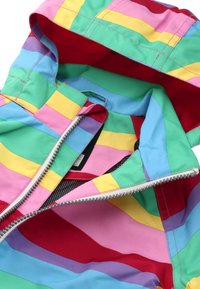 Barevná pruhovaná bunda s kapucí a zipem, vyrobená z růžové, zelené, žluté a modré látky, s hladkým povrchem a živým designem.