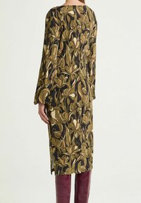 Abito a maniche lunghe con motivo floreale in verde, giallo e marrone su sfondo nero; lunghezza al ginocchio, taglio dritto e cucitura posteriore.