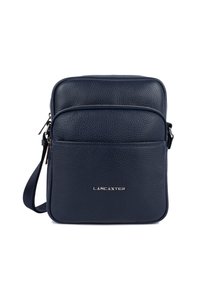 Borsa a tracolla compatta in pelle blu navy martellata con scomparti con zip e logo argenteo Lancaster sul pannello frontale.