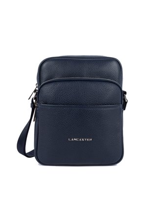 Sac en cuir granité bleu marine compact avec des compartiments zippés et le logo en argent de Lancaster sur le panneau avant.