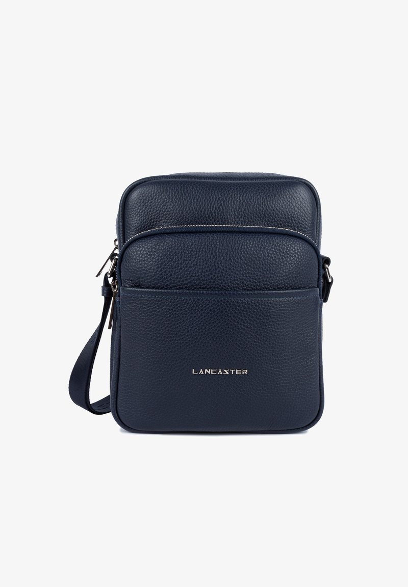 Borsa a tracolla compatta in pelle blu navy martellata con scomparti con zip e logo argenteo Lancaster sul pannello frontale.