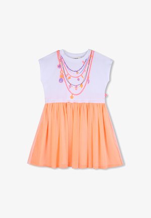 Lühikeste varrukatega kleit, millel on valge ülaosa ja oranž tüllseelik, vööl värvikate kaelakee-motiividega tikand.