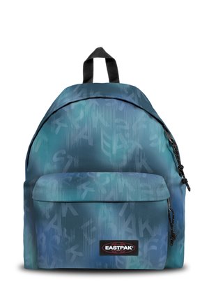 Mochila Eastpak azul verdosa con bolsillo frontal, asa negra y letras en un patrón sutil por toda la superficie.