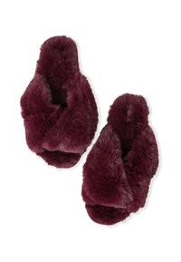 Bordowe kapcie z sztucznego futra o krzyżującym się fasonie, z odkrytymi plecami i miękką teksturą. Pluszowy materiał zapewnia komfort i ciepło podczas noszenia w pomieszczeniach.