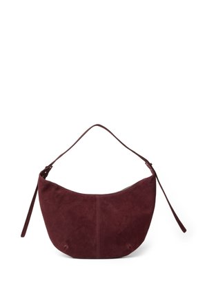 Weiche dunkelrote Wildleder-Schultertasche mit einem breiten, geschwungenen Körper, einem einzelnen Riemen und Reißverschlussverschluss oben, gezeigt vor weißem Hintergrund.