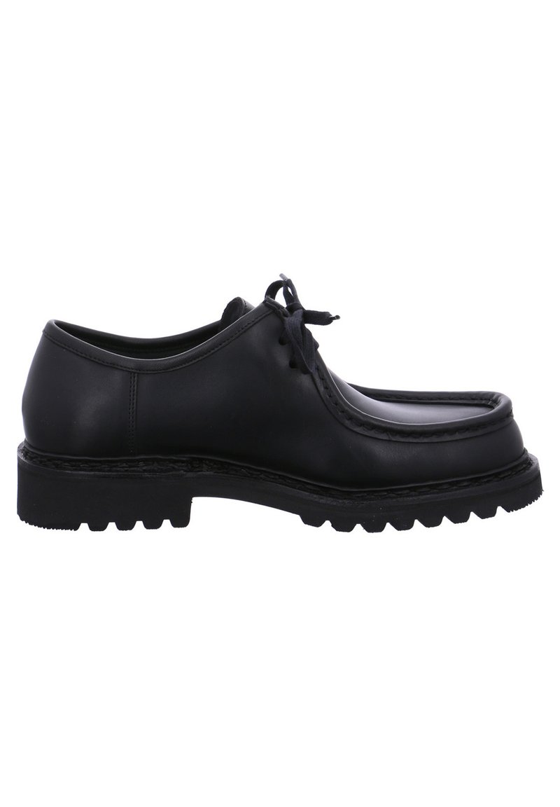 Chaussures en cuir noir à lacets avec un bout arrondi, une épaisse semelle en caoutchouc noir et des détails de couture le long de la tige. La texture est lisse et mate.